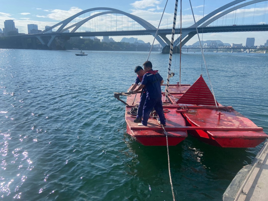 设置封航标志，并派出警戒船舶 (2).jpg