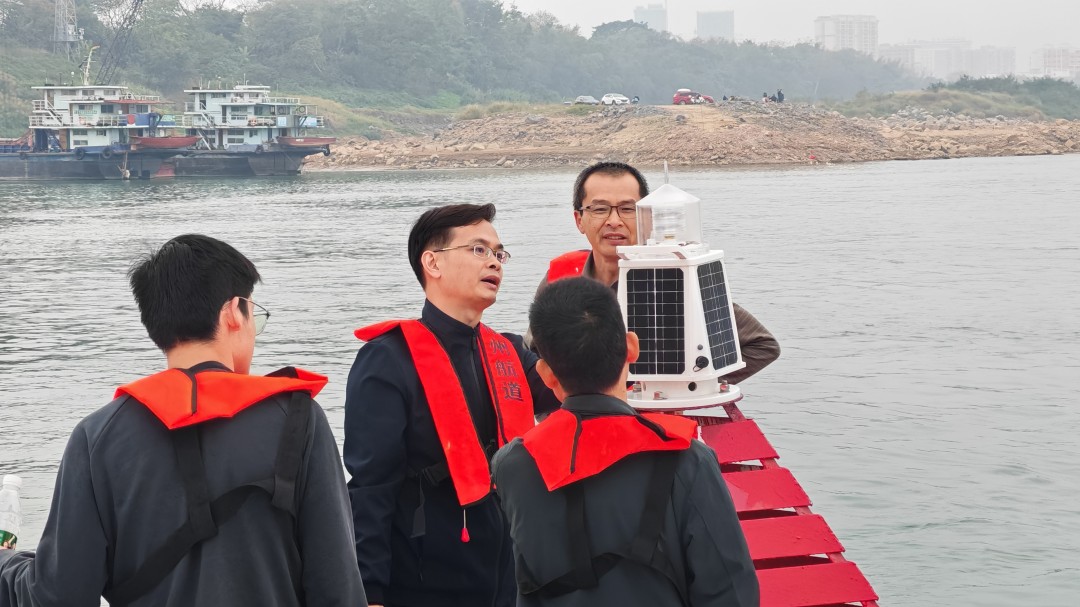 1767165439341079139.jpg 检查组检查航标灯使用情况.jpg