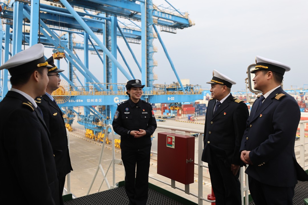 1768197389134083184.jpg 钦州出入境边防检查站民警高青给青年引航员讲解.jpg