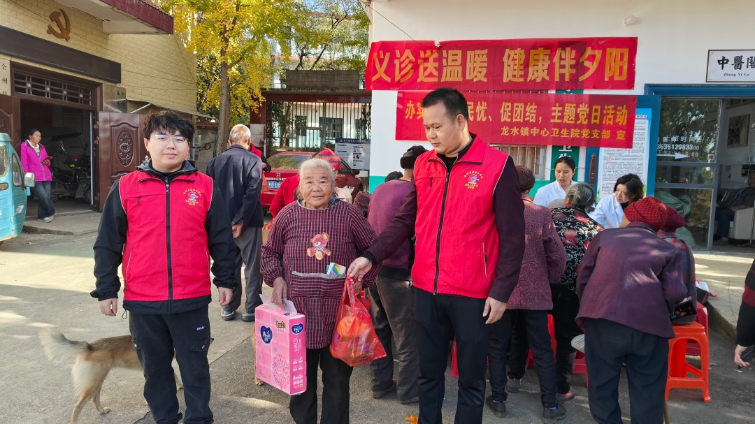 图1驻村队员徐少琦组织义诊活动现?。ㄗ笠唬?jpg