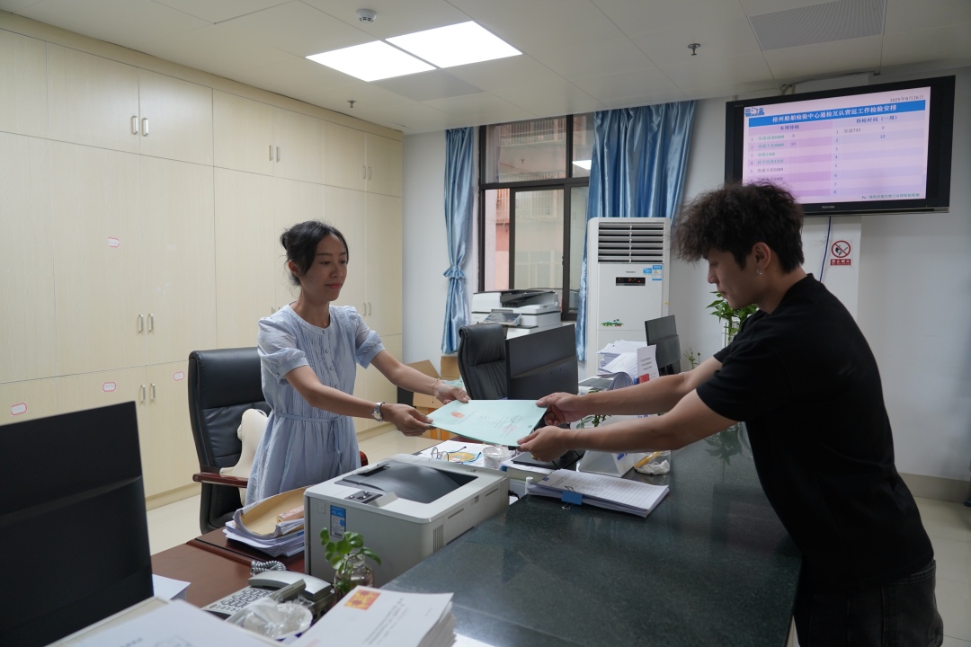 1770005166644008689.jpg (放第三段)发出梧州贵港两地免检互认首发证(1).jpg