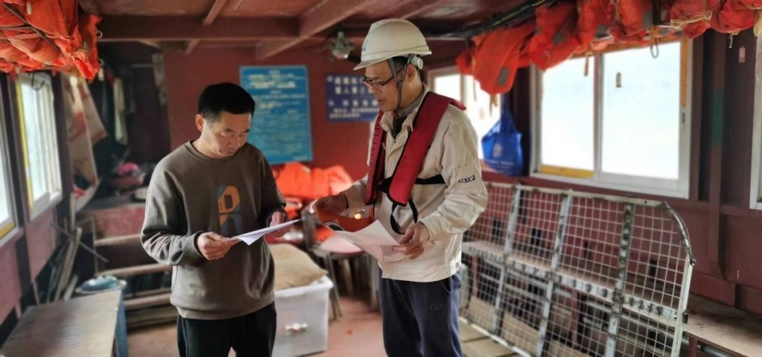 1770005227580007312.jpg (放第四段)梧州船舶检验中心向船东宣传《交通运输老旧营运船舶报废更新补贴实施细则》等政策.jpg