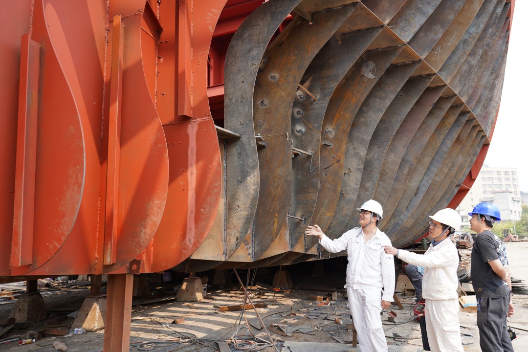 1770005242009050607.jpg (放第四段)梧州船舶检验中心验船师对在建船舶焊接质量抽查.jpg