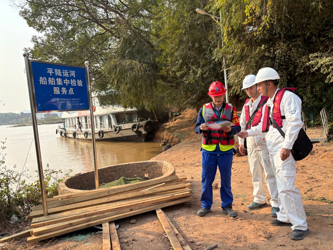 1770280135570087221.jpg 为平陆运河施工船舶“送证上门”.jpg