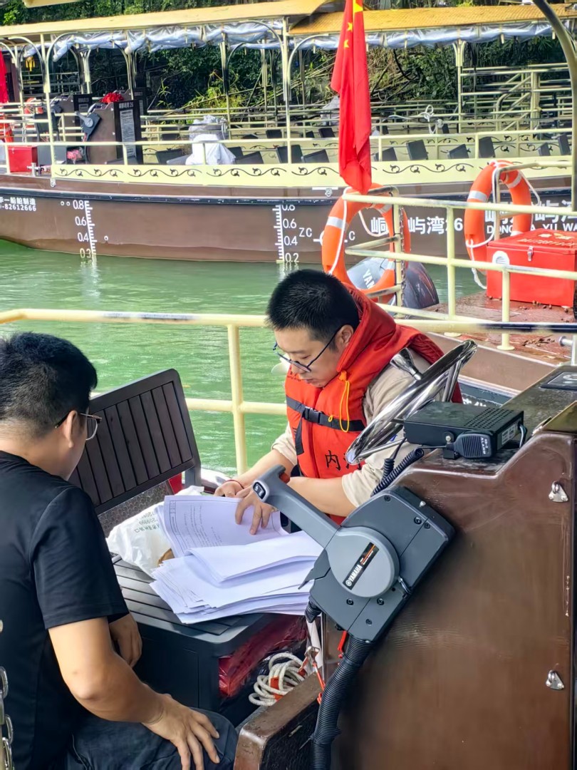 1770280170703037916.jpg 验船师核对证书.jpg