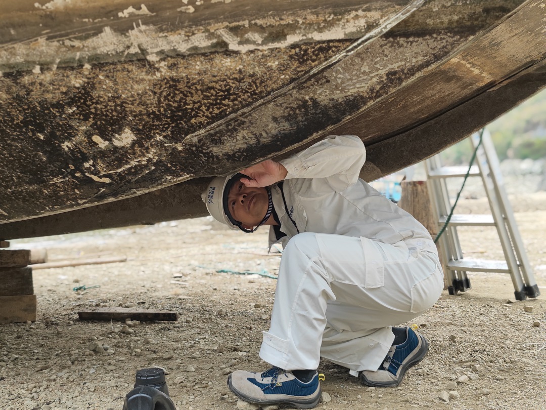 1772433154827055126.jpg 验船师对客船船底板进行检验.jpg