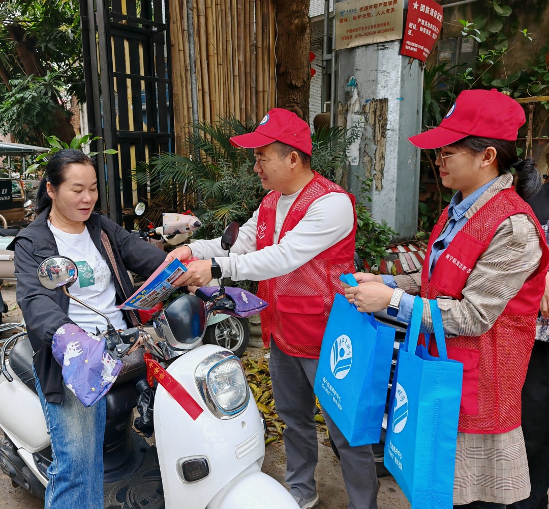 1772434037681019221.jpg 志愿者向等待渡船的群众宣传安全知识并赠送小礼品(陈彦霖摄).jpg